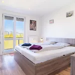 Cozy And Quiet In Wider Center