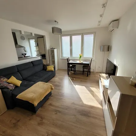 Cozy And Quiet In Wider Center