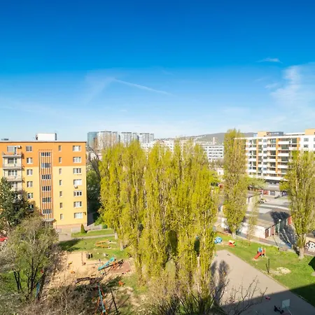 Cozy And Quiet In Wider Center