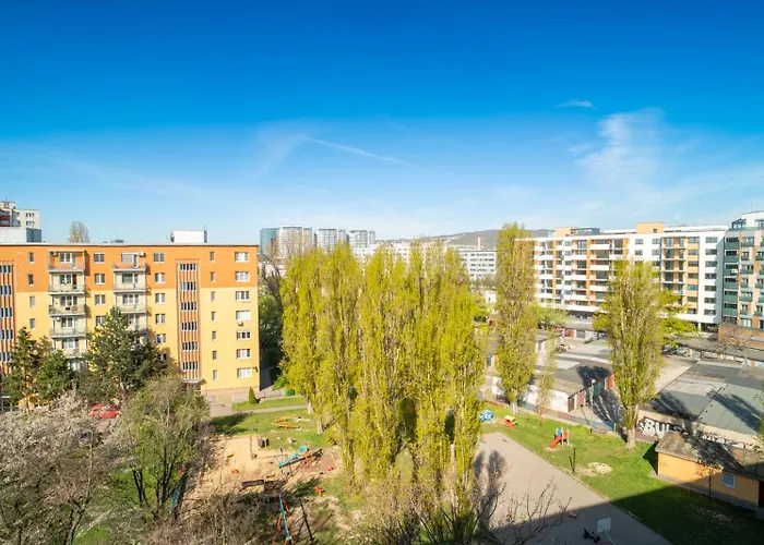 Cozy And Quiet In Wider Center