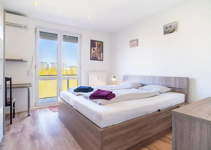 Cozy And Quiet In Wider Center