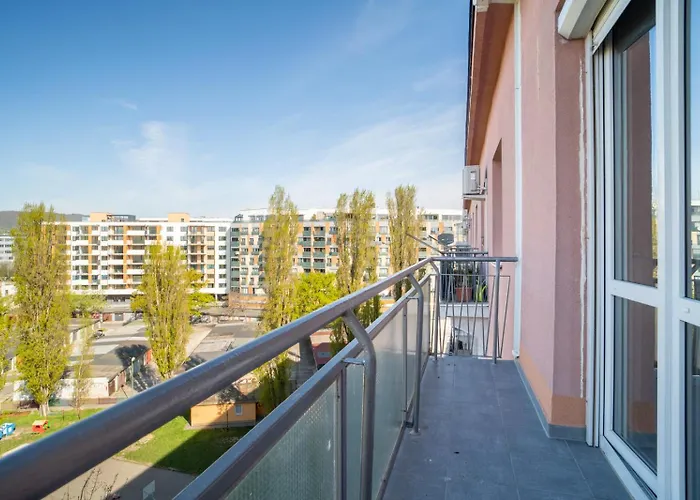 Cozy And Quiet In Wider Center *